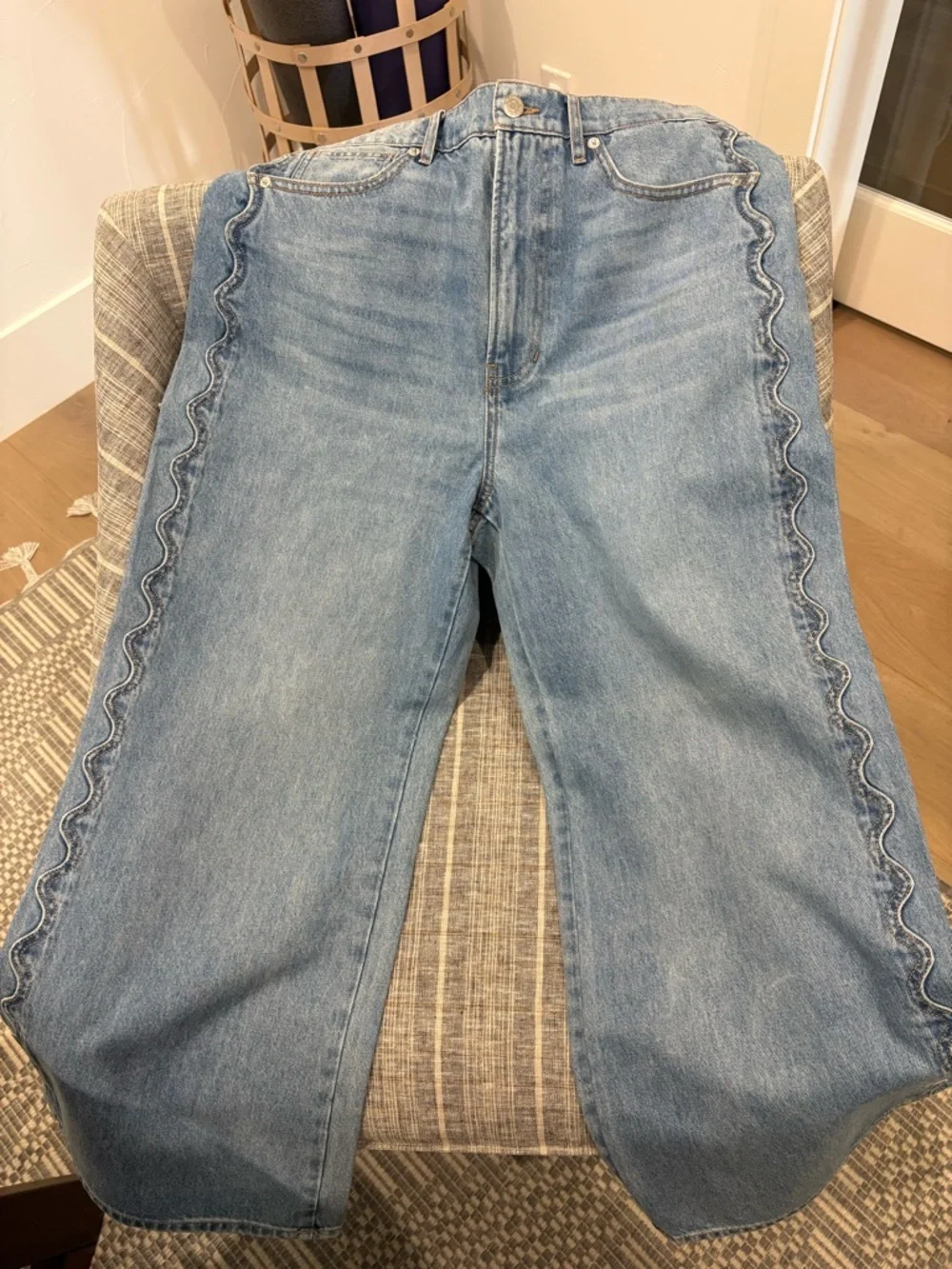 Veronica Beard Taylor Cropped High Rise Wide Leg with Scalloped Side Seam - Picture 3 of 6